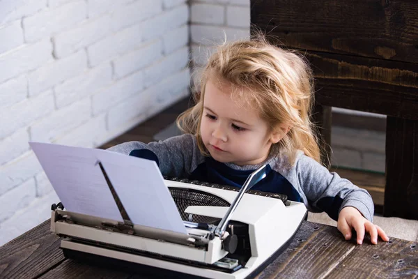 Chłopiec lub małe dziecko z maszyny do pisania i papieru — Zdjęcie stockowe