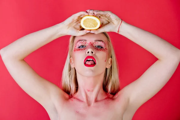 Meisje met creatieve modieuze make-up drank citroen, vitamine — Stockfoto