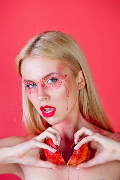 Granaatappel in handen van vrouw met creatieve modieuze make-up, vitamine — Stockfoto