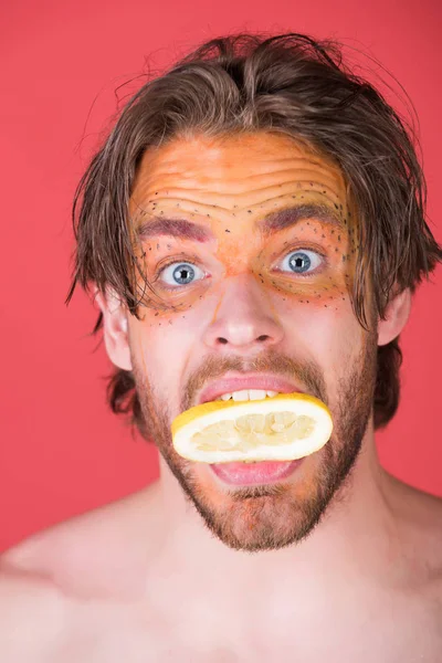 El hombre con el maquillaje creativo a la moda tiene el limón, la vitamina — Foto de Stock