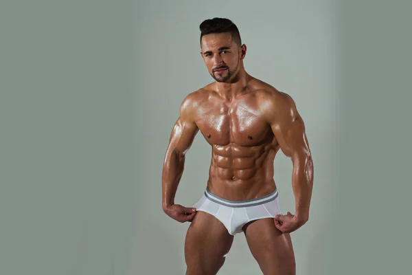 Mannen med muskulös kropp i underkläder byxor — Stockfoto