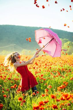 şemsiye pembe renk kırmızı gelincik alanındaki kız