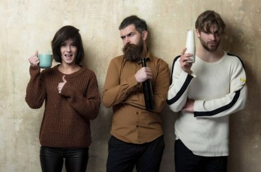 başparmak Kupası ve iki adam ile gösterilmesini kadın