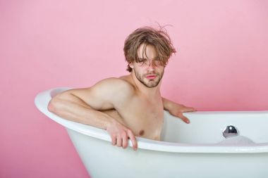 küvet içinde seksi çıplak kas gövde ile yakışıklı adam