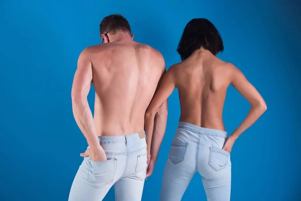 Unga par man och kvinna i snygga jeans — Stockfoto