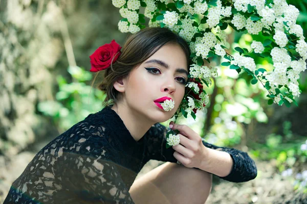 Chica bonita con maquillaje español de moda, flor de rosa en el pelo —  Fotos de Stock