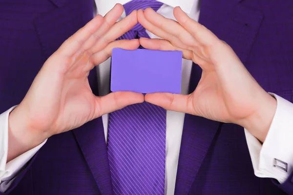 Мужские руки держат пустой фиолетовый бизнес или банковскую карту — стоковое фото