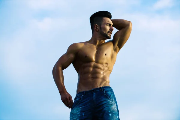 Hombre musculoso con torso muscular día soleado en el cielo azul — Foto de Stock