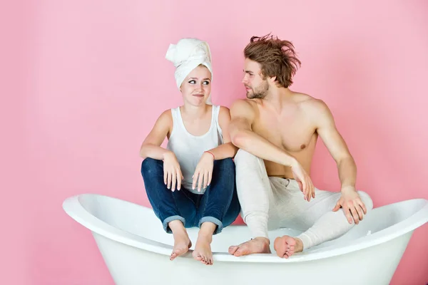 Casal apaixonado por homem e mulher na banheira — Fotografia de Stock