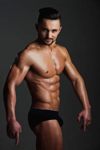 Kerl mit muskulösem Körper in Unterhosen — Stockfoto