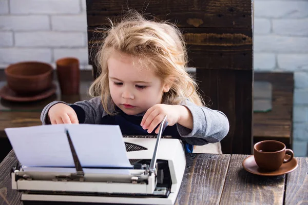 Niño o niño pequeño o niño de negocios con máquina de escribir — Foto de Stock