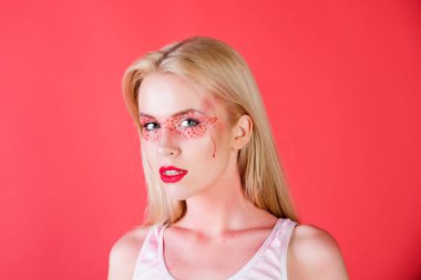 kadın kırmızı bir arka plan üzerinde yaratıcı moda makyaj ile