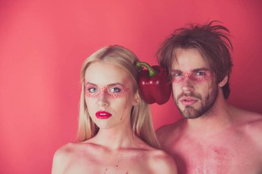 kadın ve erkek makyaj ile biber tutun