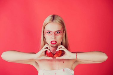 güzel sarışın kadın yaratıcı moda makyaj tutun Narlı vitamini