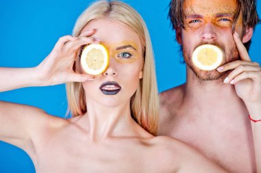 kadın ve erkek makyaj ile genç birkaç limon tutun