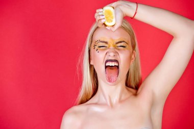 güzel sarışın kadın yaratıcı moda makyaj içki limon, vitamin