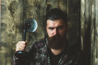 ciddi yüz elektrik lambası tutan adamla