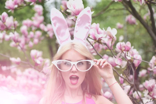 Chica sorprendida con la boca abierta, orejas de conejo y gafas divertidas — Foto de Stock