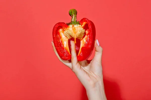 Paprika in hand van vrouw houd zoete paprika, hart — Stockfoto