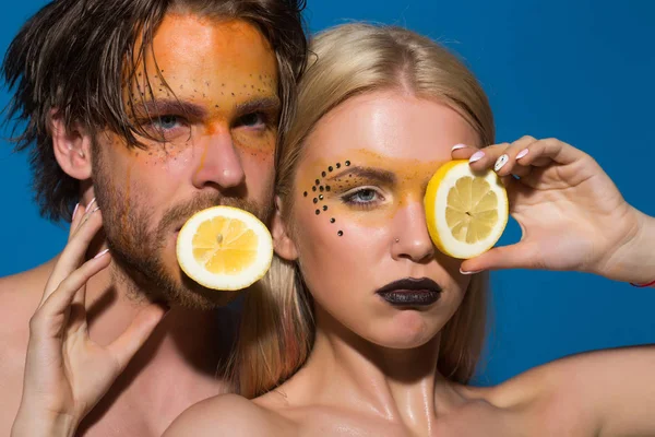 人と化粧品で女の子のカップルでレモン — ストック写真
