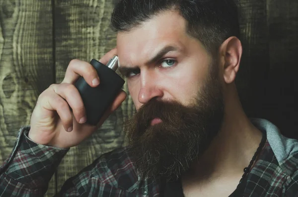 sakallı adam parfüm şişesi holding