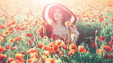 çiçek buketi retro şapka, haşhaş alanındaki gülümseyen kız