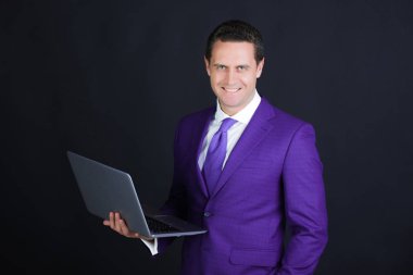 Laptop ile gülümseyen adam