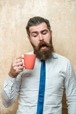 çay, kahve fincanı içine merak yüz bakışla sakallı adam