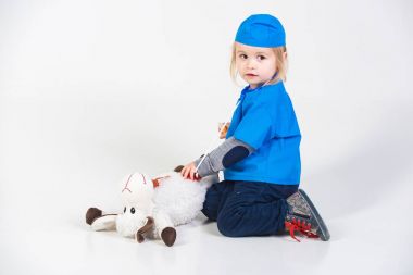 oyuncak hayvan ile tek tip oyun doktor çocukta veteriner