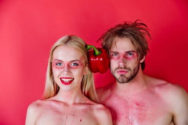 makyaj ile mutlu kadın ve erkek biber tutun