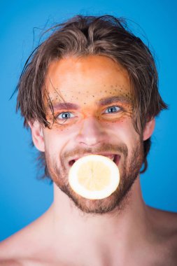 yaratıcı moda makyaj ile gülümseyen adam tutun limon, vitamin