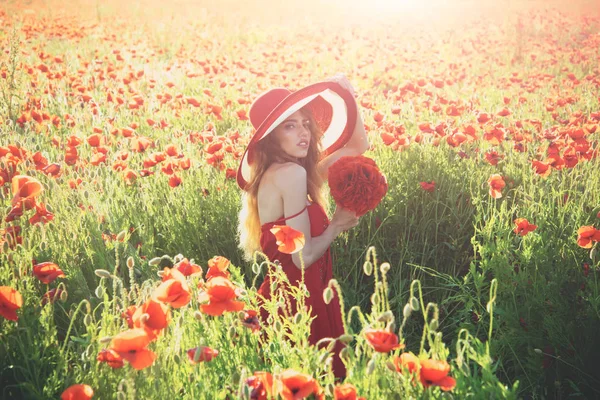 Blumenstrauß bei Mädchen mit Retro-Hut, Mohnfeld — Stockfoto