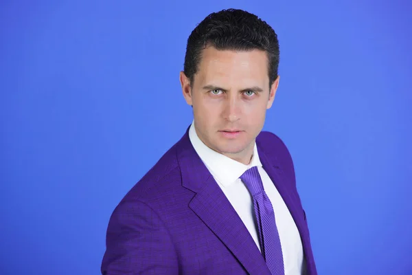 Hombre de negocios con el pelo de moda en traje formal violeta con estilo — Foto de Stock