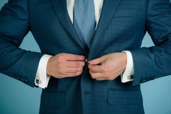 Business mode en accessoires, handen buttoning knoppen op jas — Stockfoto