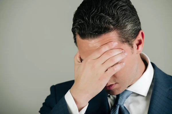 Hombre infeliz con dolor de cabeza y cabello elegante — Foto de Stock
