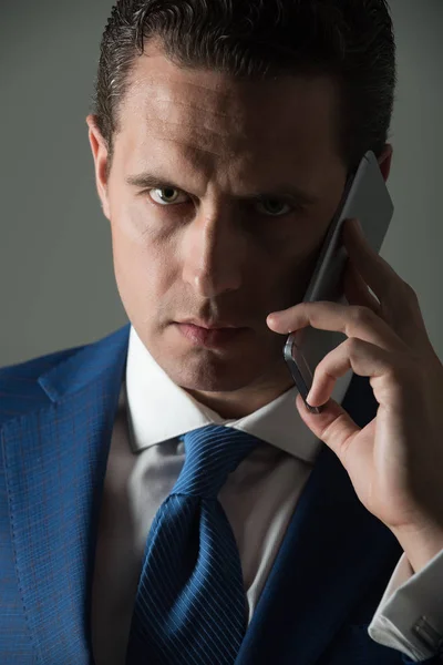 Красивий бізнесмен розмовляє по мобільному телефону — стокове фото