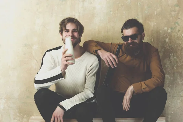 Dwóch przyjaciół młodych przystojnych mężczyzn szczęśliwy picia wina i jogurt — Zdjęcie stockowe