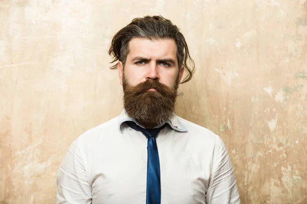 Бородатый мужчина или хипстер с длинной бородой на серьезном лице — стоковое фото