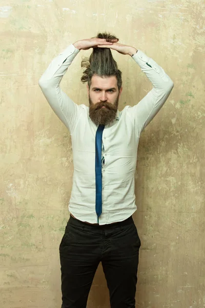 Barbiere con uomo barbuto con lunga barba sul viso serio — Foto Stock