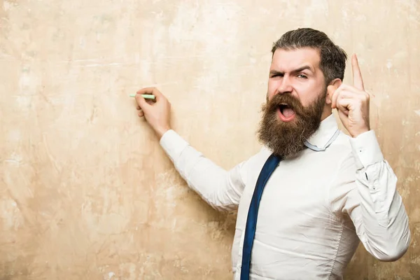 Marketing planning van man op schreeuwend gezicht schrijven met krijt — Stockfoto