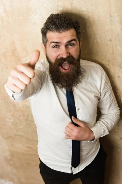 Barbudo o hipster con barba larga en la cara feliz — Foto de Stock