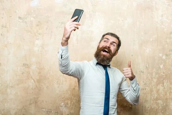 Hipster of bebaarde man met lange baard spreken op telefoon — Stockfoto