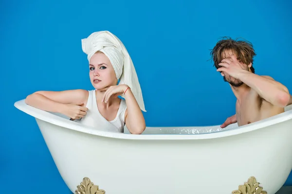Homme et femme sur la baignoire, couple amoureux — Photo