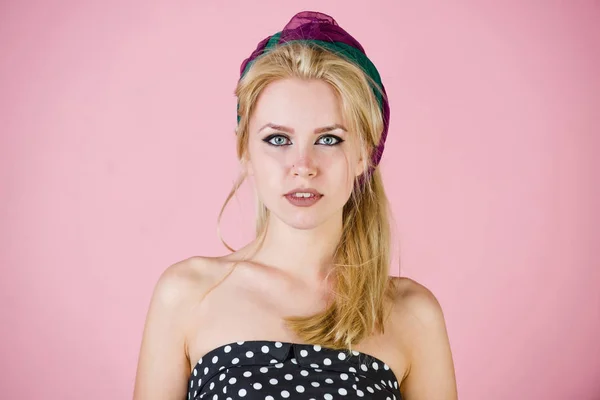 Ganska sexig kvinna med turban och smink på rosa, pinup — Stockfoto