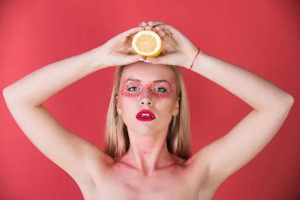 Vrouw met creatieve modieuze make-up greep citroen, vitamine — Stockfoto