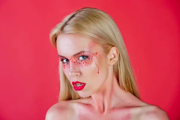 Mädchen oder Frau mit kreativem modischem Make-up auf rotem Hintergrund — Stockfoto