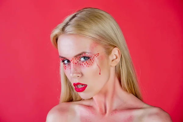 Menina ou mulher com maquiagem elegante criativa no fundo vermelho — Fotografia de Stock