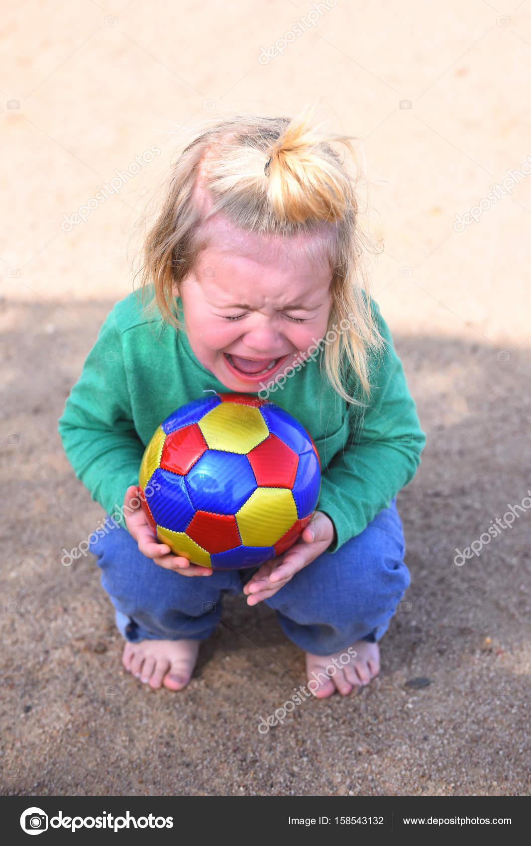 Joli Petit Bébé Frisé Joue Avec Un Ballon Coloré Sur La Plage