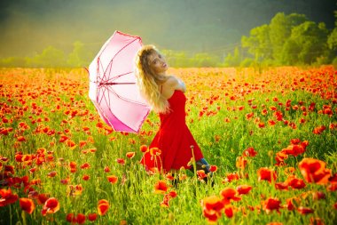 kadın şemsiye ile haşhaş tohumu alanındaki