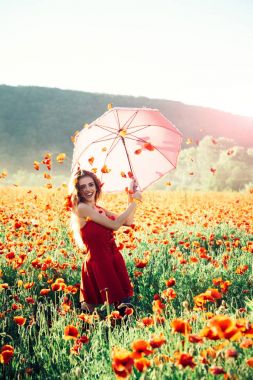 şemsiye ile haşhaş tohumu alanında oldukça mutlu kız